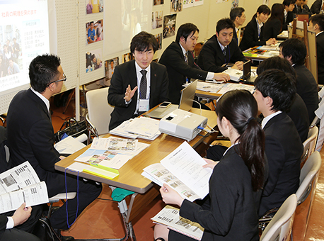 「売り手市場」と言われる中、企業が熱心に自社をPRした就職フェア