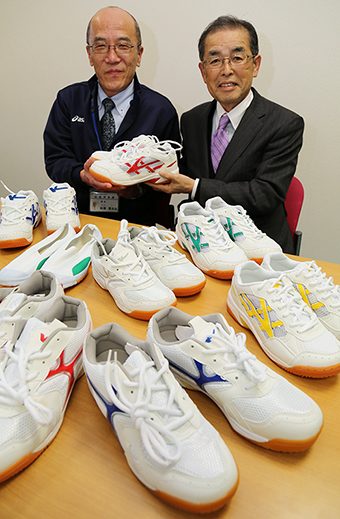 赤穂精華園へシューズを寄贈した吉栖一弘社長(右)