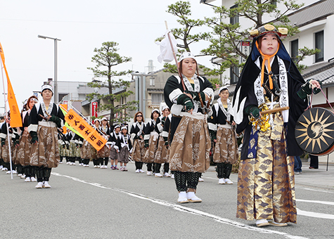 「春の義士祭」の華やかな女人義士行列