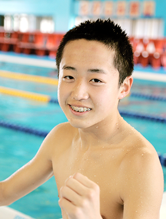 県中学校対抗水泳の男子100メートルバタフライを大会新記録で制した塚本康介君