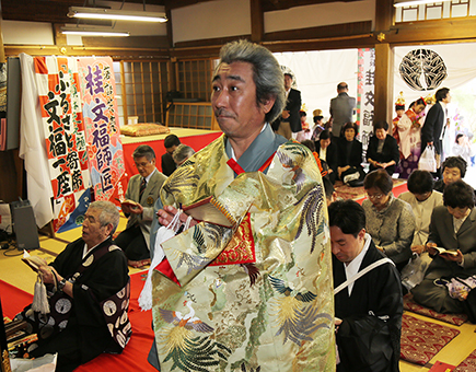 山名理範・17代住職=中央=が就任した専念寺の継職法要。左は16代住職の義範さん