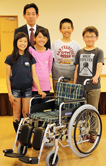 御崎小学校PTAが瀬戸内ホームに寄贈した車椅子