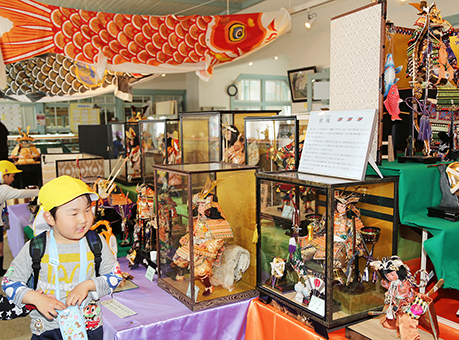 民俗資料館で開催中の「五月人形展」
