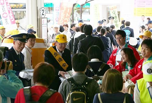 JR播州赤穂駅前で行われた「春の全国交通安全運動」の街頭キャンペーン