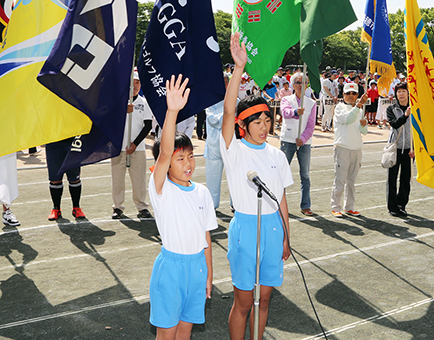市民総合体育祭で選手宣誓する赤穂西小6年の服部悠汰君と佐原愛佳さん
