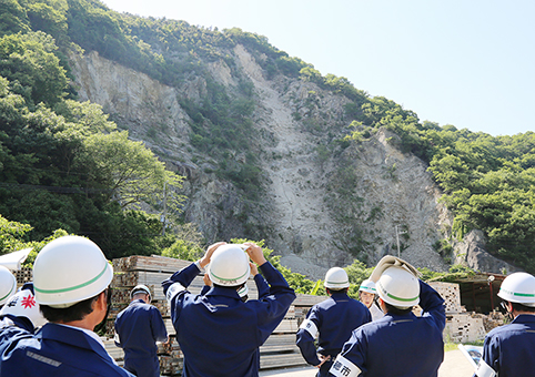 水防巡察で目坂の崩落現場を確認する市幹部