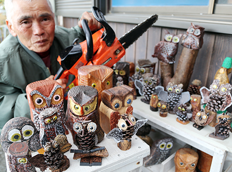 趣味の木彫でフクロウを作り続けている三田勝也さん