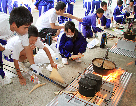 学年混合のカレーライスづくりで交流した協同体験活動