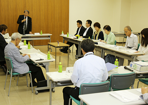 地方版総合戦略について初会合を開いた策定委員会