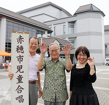 「子どものころを思い出して合唱を楽しもう」とOBに参加を呼び掛ける=左から=元岡明団長、西原賢名誉団長、指揮者の安部智子さん