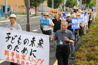 「安全保障関連法案」に反対して赤穂市内で行われたパレード