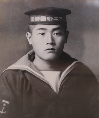 出征前に撮影された尾崎幸夫さんの遺影