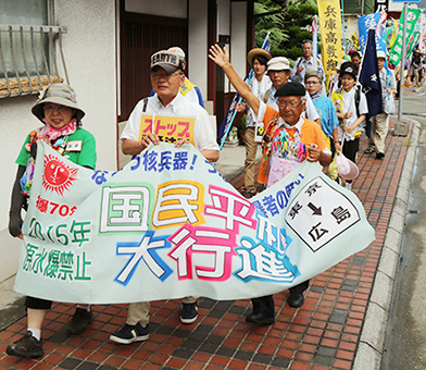 8月4日の広島市到着を目指して赤穂市を通過した平和大行進