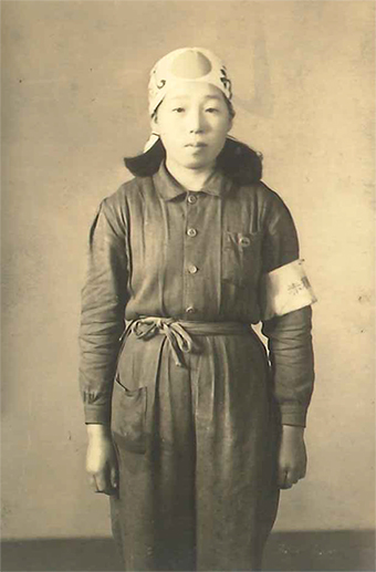 勤労報国隊の一員として働いていた当時の柴田高子さん=本人提供