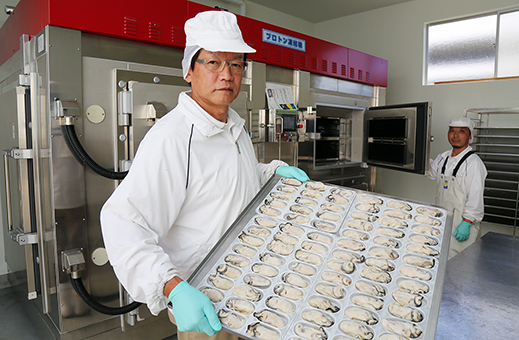 船曳商店が実用化に成功したカキの「プロトン凍結」。カキの鮮度と味をそのままキープできるという