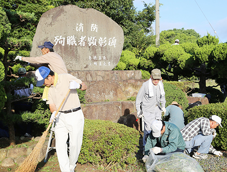 殉職者顕彰碑を清掃する赤穂市消防団OB「緋ぐるま会」のみなさん