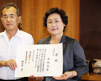 毎日賞を受賞して市長を表敬訪問した眞殿窓景さん(右)