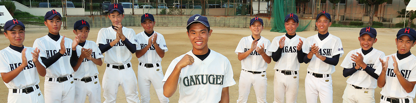 晴れの甲子園出場を後輩たちに祝福される金井人希君=中央