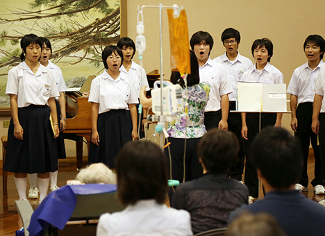 気持ちのこもった歌声が響いた赤穂高校音楽部の慰問コンサート