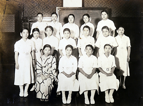 鳥井さんの姉あい子さんが修了した大阪帝国大学附属看護婦養成所の同期生。後列右から2人目があい子さん
