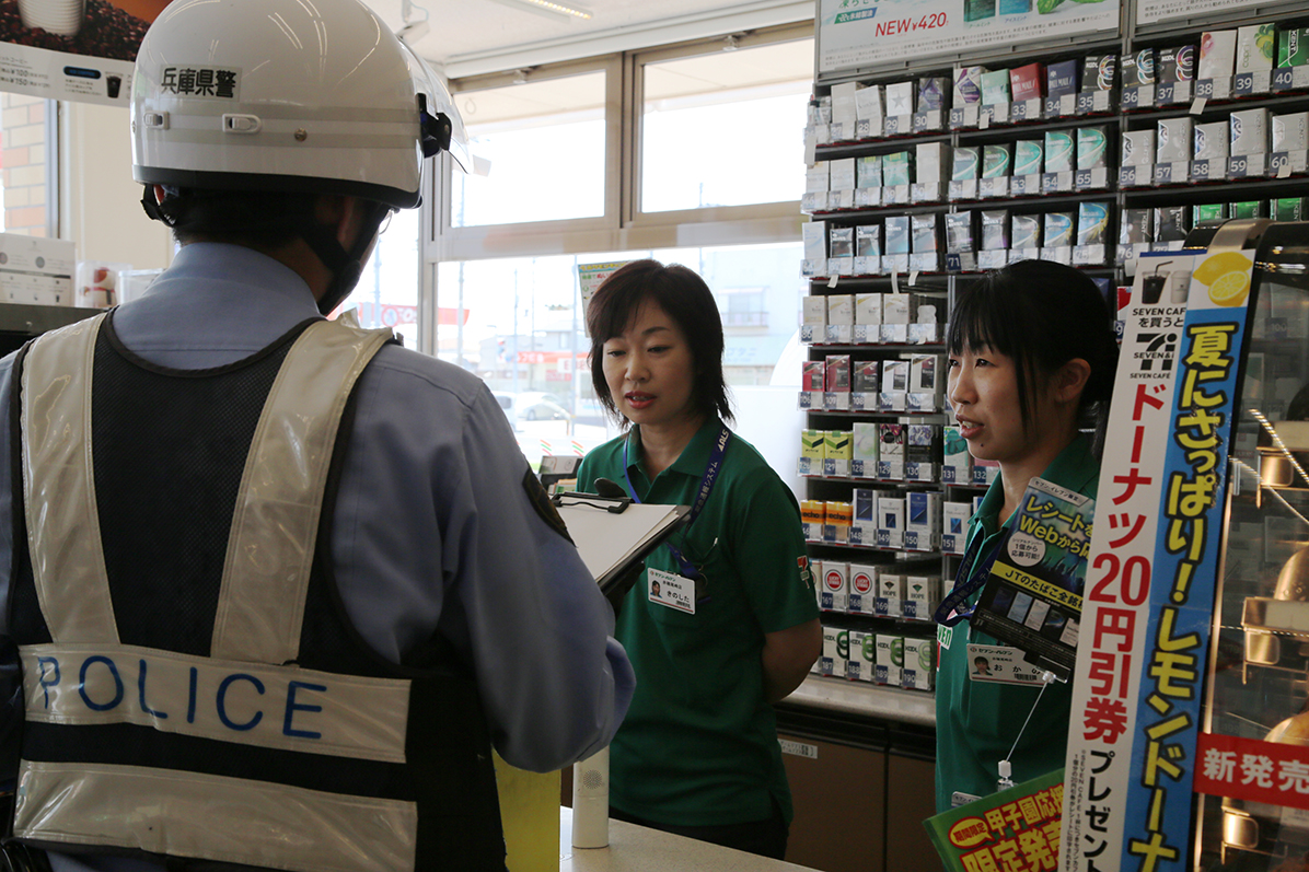 コンビニ強盗を想定して行った防犯訓練