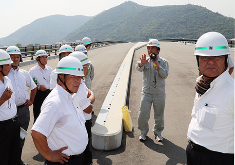 完成が近付く「坂越大橋」を視察した幹線道路建設特別委