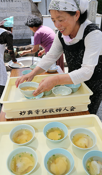 終戦記念日恒例の「感謝と反省のつどい」で配食された団子汁