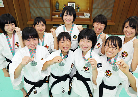 全国中学生少林寺拳法大会の女子団体演武で準優勝に輝いたみなさん