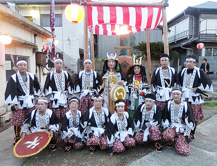 「青島の盆踊り」を伝承しようと島へ渡った長浜公民館地域振興部のみなさん=同公民館提供
