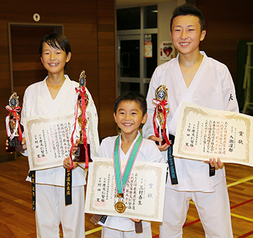 赤穂勢初の優勝に輝いた三村泰生君=中央=と5位入賞した入潮兄妹