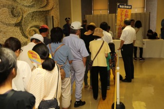 買い求める人たちで行列ができた「赤穂市プレミアム商品券」の売り場=赤穂市役所
