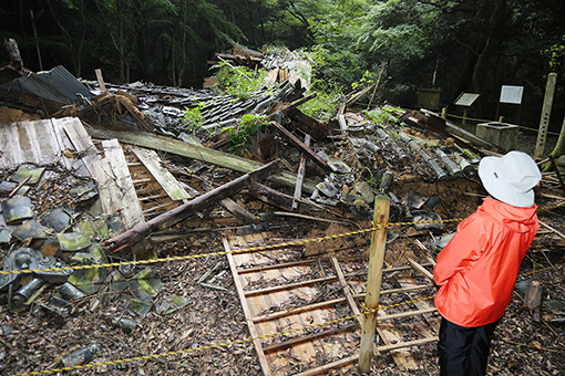 屋根が完全に崩れ落ちた神護寺の建物