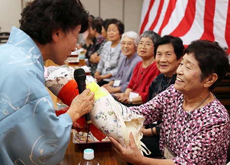 歌謡ショーを楽しんだ千鳥地区の敬老会