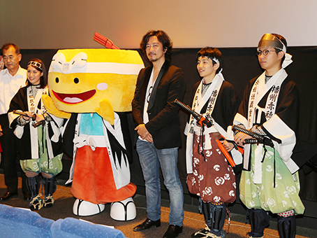 試写会で舞台挨拶する紀里谷和明監督