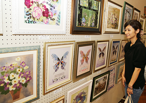 色鮮やかな作品が並ぶ押し花展