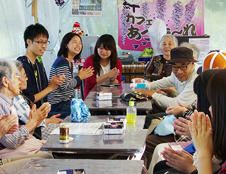 仮設住宅で暮らす人たちとの交流会=平成の森仮設住宅の憩いの場カフェ・あづまーれ