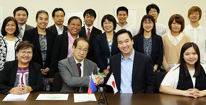 学術交流で握手を交わす加藤学長とシーティアプ副理事長