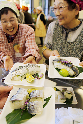 郷土料理教室で調理した「つなし寿司」