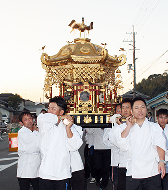 およそ半世紀ぶりに御旅所まで担いだ神輿巡行