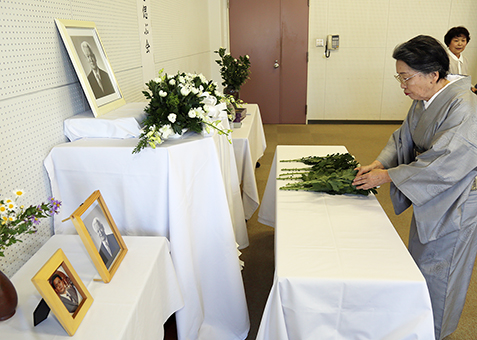 遺影に白菊を手向け、故木山正規さんの冥福を祈る参加者