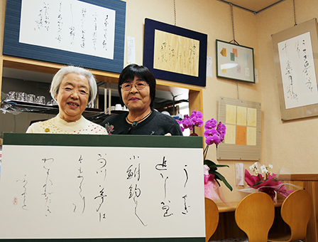書作展を開いている藤原まゆみさん(右)。左は師匠の北國千津子さん