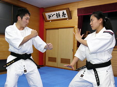 全国大会での予選突破と入賞を目指して組演武の稽古に励む奥谷宜晃さん(左)と溝田春香さん