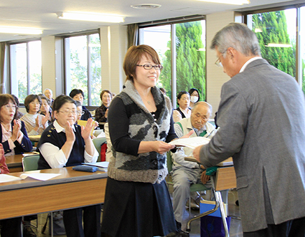 修了者に証書が授与された市民健康大学講座の閉講式