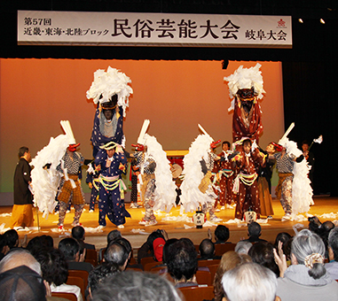 会場から大きな拍手を浴びた「赤穂八幡宮獅子舞」のステージ=赤穂八幡宮提供