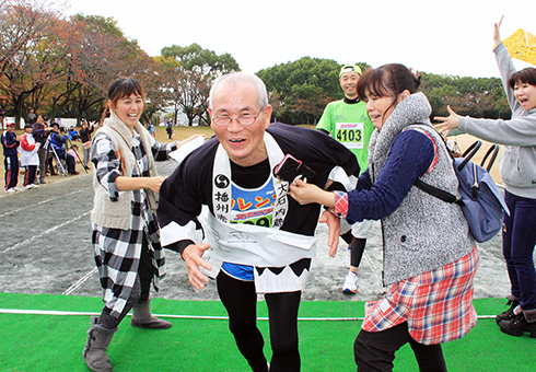 応援者が用意したゴールテープに飛び込んだ平野勝さん
