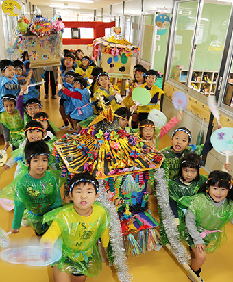園児たちが飾り付けて制作した子どもみこし