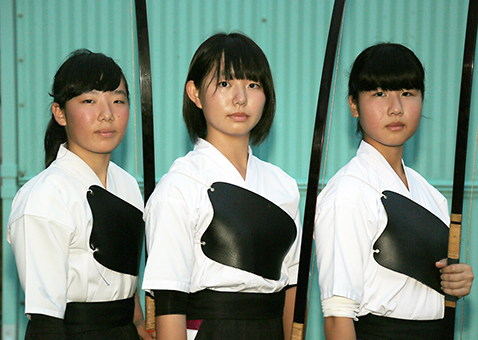 近畿大会団体戦に創部初の出場を決めた=左から=石井さん、桝谷さん、根来さん