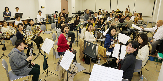 赤穂市吹奏楽団の第10回記念定期演奏会へ向けて気持ちを合わせる出演者のみなさん