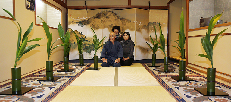 葉蘭で一年を表現した作品が並ぶ「源氏流いけばな展」