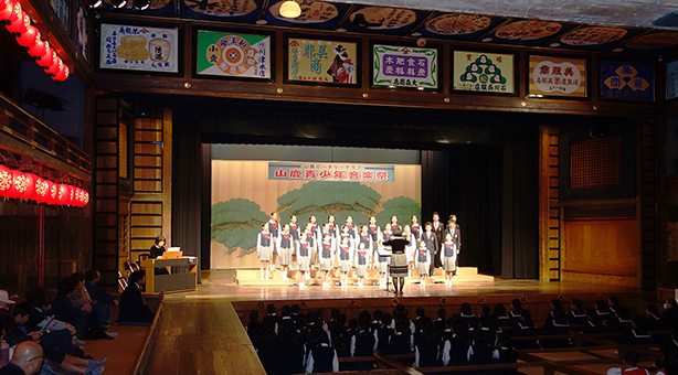国重要文化財の八千代座で開催された山鹿青少年音楽祭で合唱を披露する赤穂市児童合唱団=同団提供